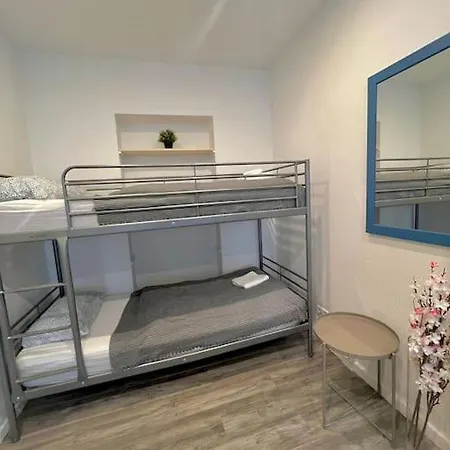 8 Personen Im Zentrum *